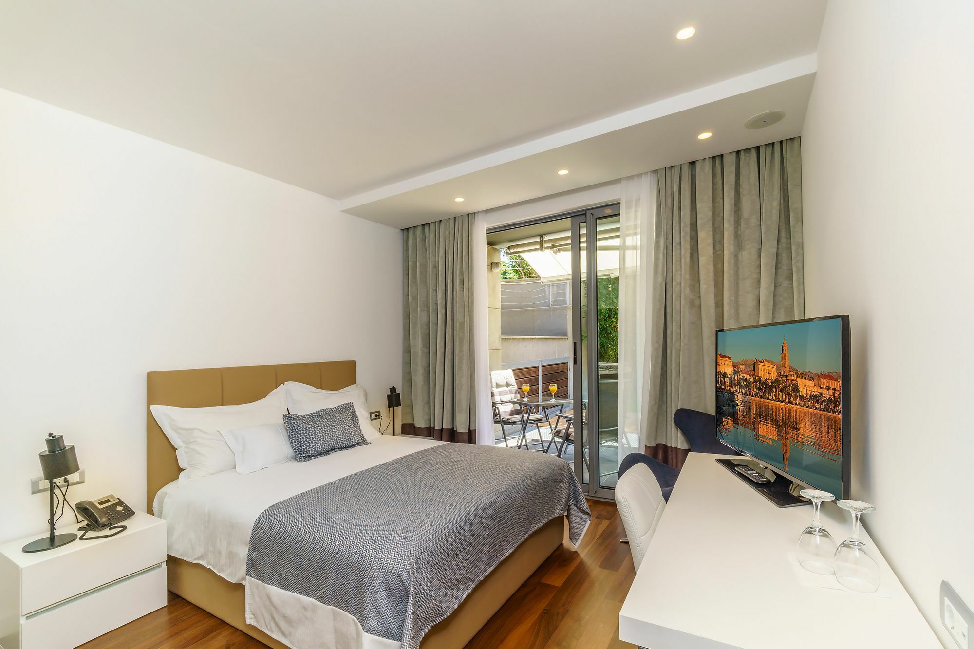 Bed & Breakfast Oasis Life Split
